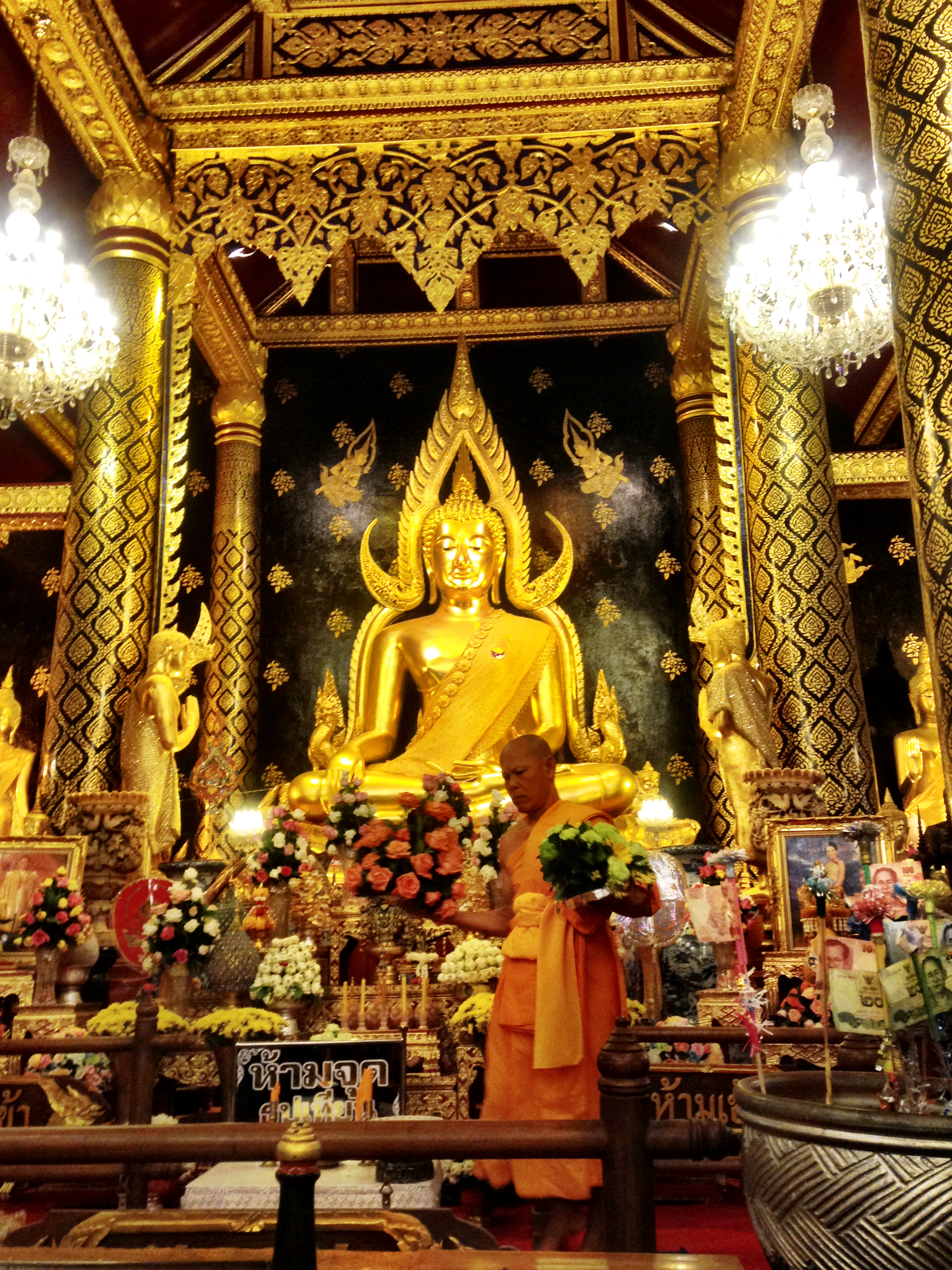 буддийский храм внутри