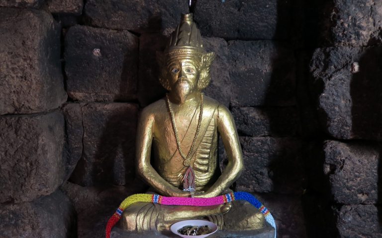Внутри храма Wat Thep Prasat