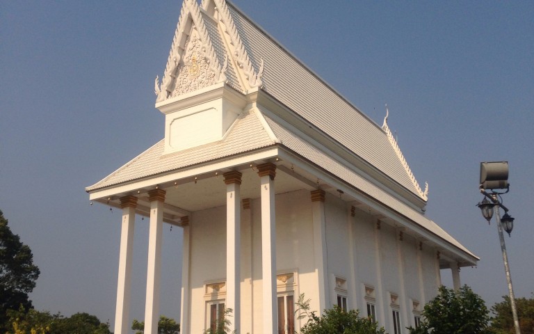 Белый буддийский храм