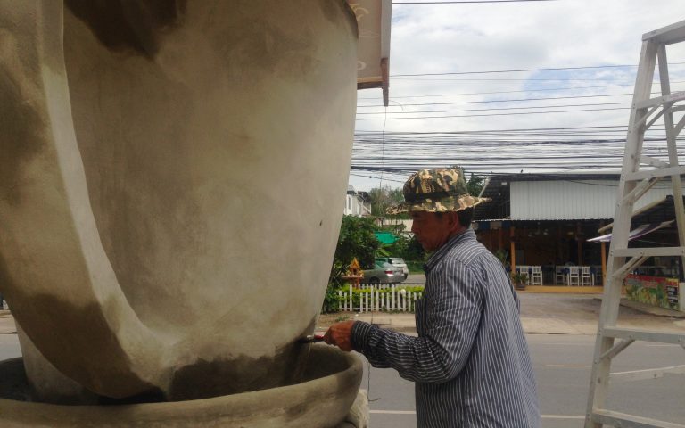 Тайский скульптор