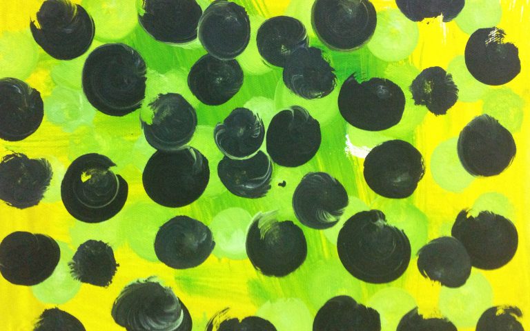 Черные шарики на желто-зеленом фоне