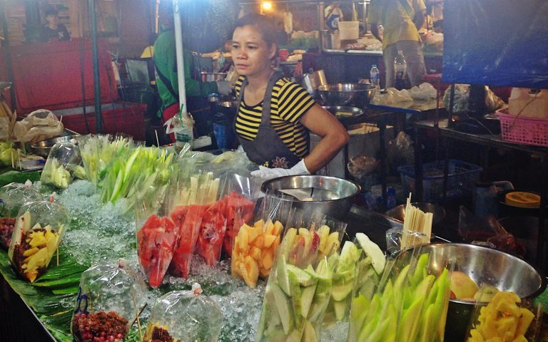 Продажа фруктов на ночном рынке