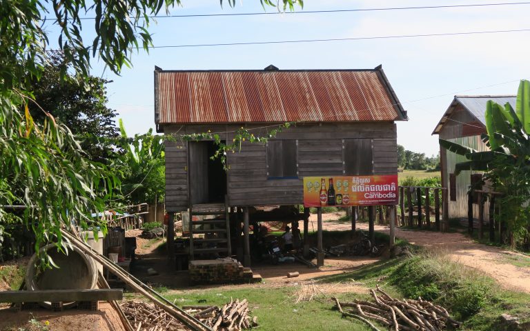 Камбоджийский дом на обочине