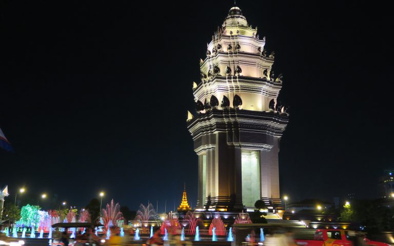 Монумент Независимости в Пномпене с раскладушкой