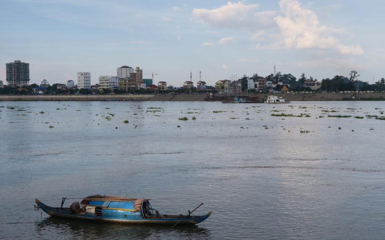 Домик в лодке на реке Меконг