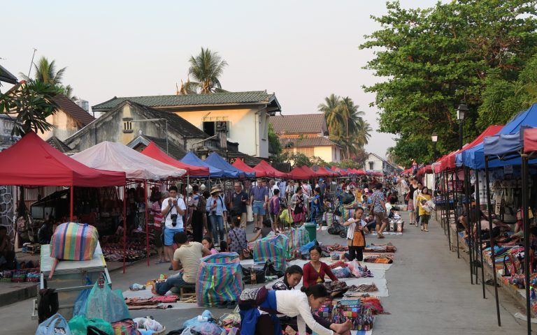 Ночной рынок Луанг Прабанга