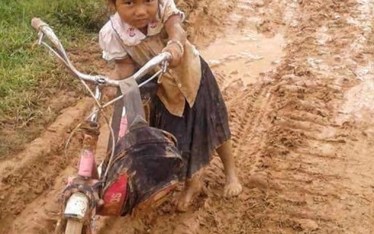 Деревенская дорога в Лаосе в сезон дождей