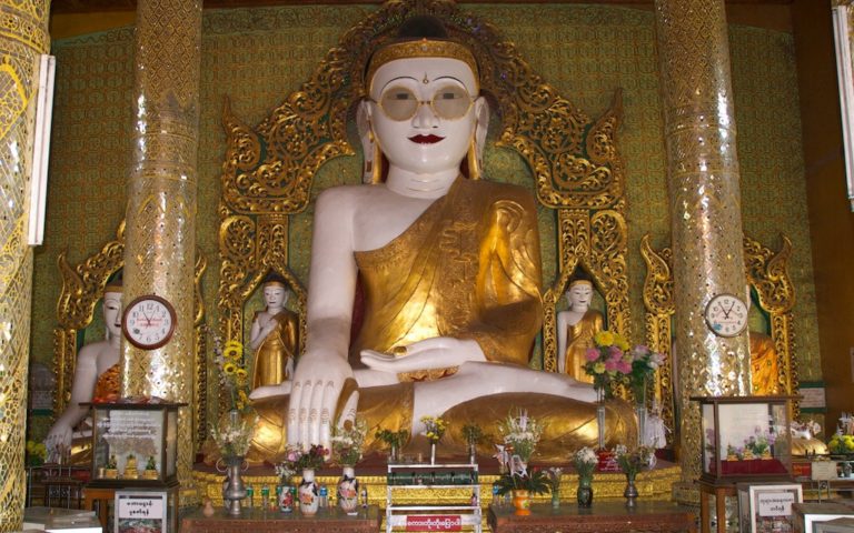 Единственная в мире статуя Будды в очках