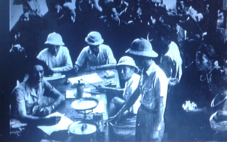 Французские солдаты покупают опиум