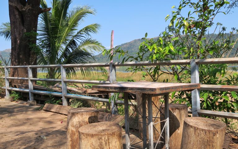 Обеденный столик на берегу Меконга